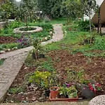 펜션 A Modern With Big Garden Trápeza