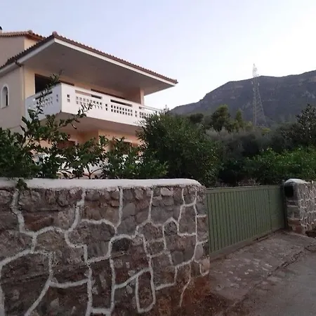 Сasa de vacaciones A Modern With Big Garden Trápeza