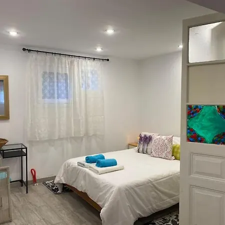 A Modern With Big Garden Trápeza