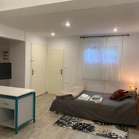 A Modern With Big Garden Semesterbostad *