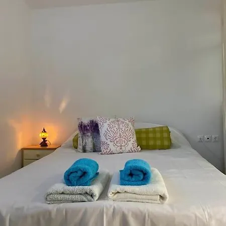 Сasa de vacaciones A Modern With Big Garden Trápeza