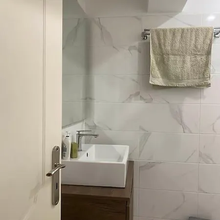 Vakantiehuis A Modern With Big Garden *