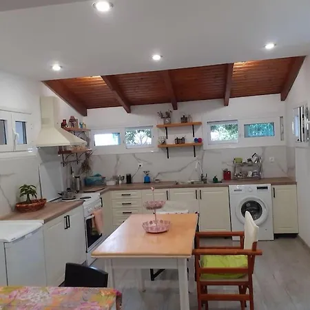 Сasa de vacaciones A Modern With Big Garden *