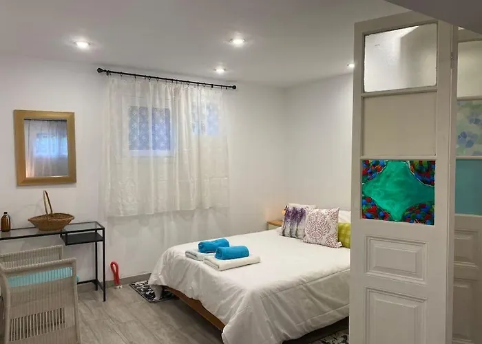 A Modern With Big Garden Trápeza