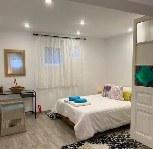 A Modern With Big Garden * Τράπεζα